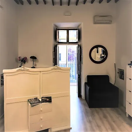 Апартаменты Flowers29-stylish & Bright Studio-campo De Fiori *